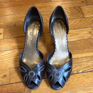 Liz Claiborne vintage peep toe heels w/stitching